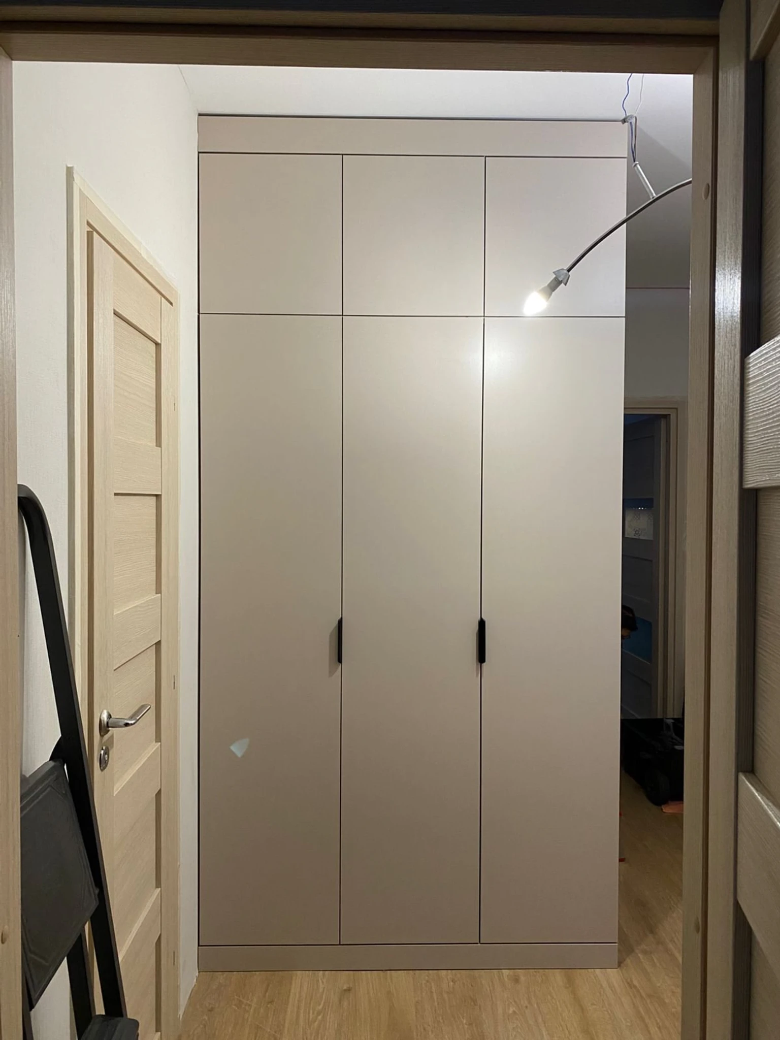 Шкаф в прихожей