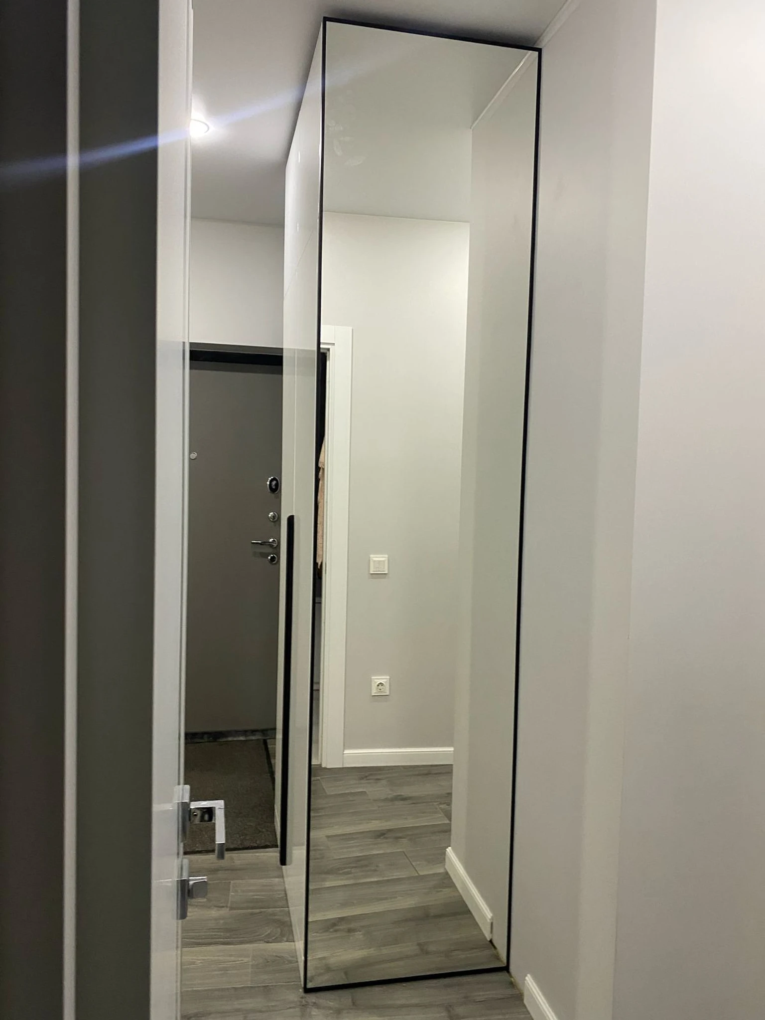 Белый шкаф в прихожей