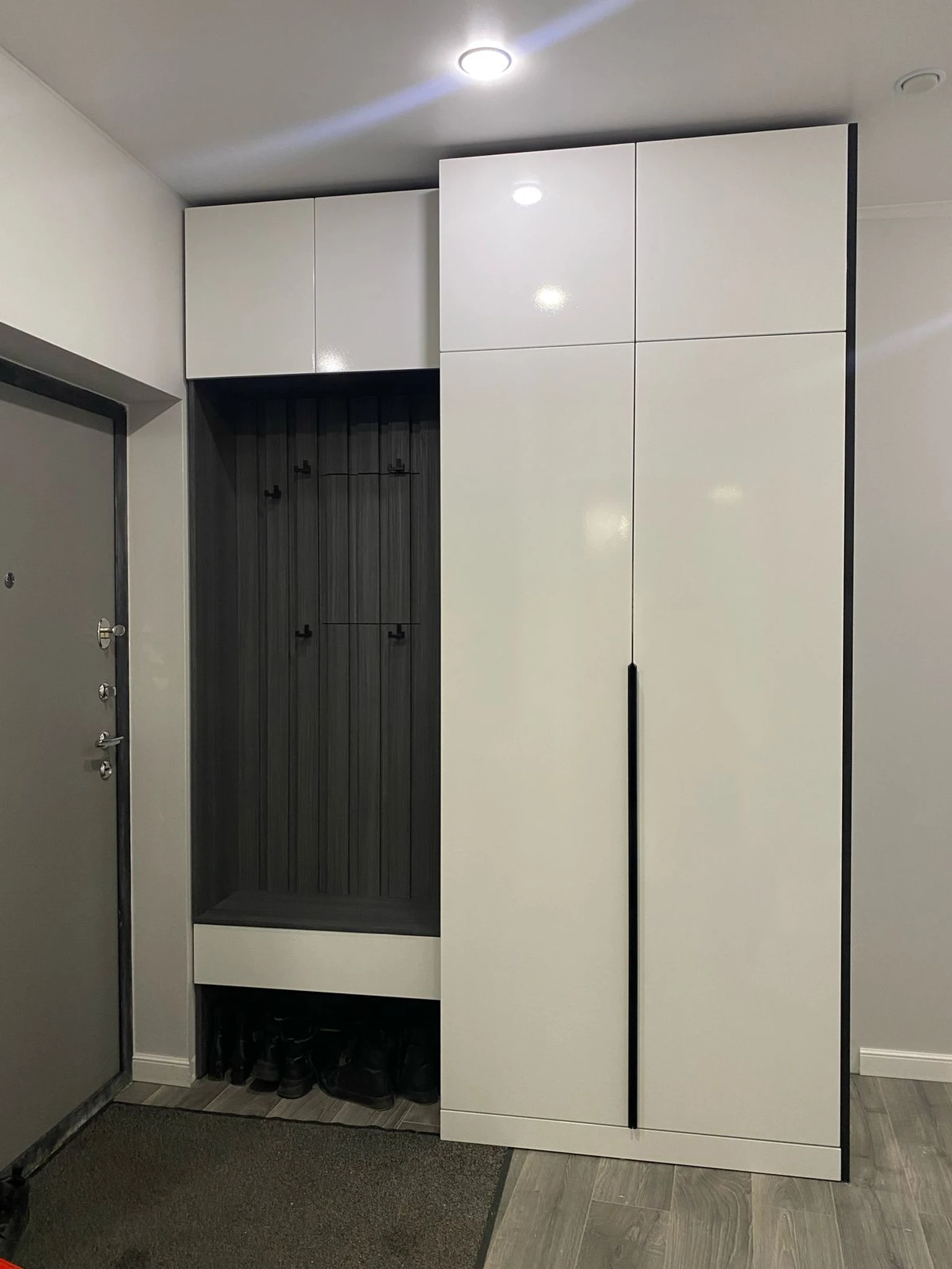 Белый шкаф в прихожей