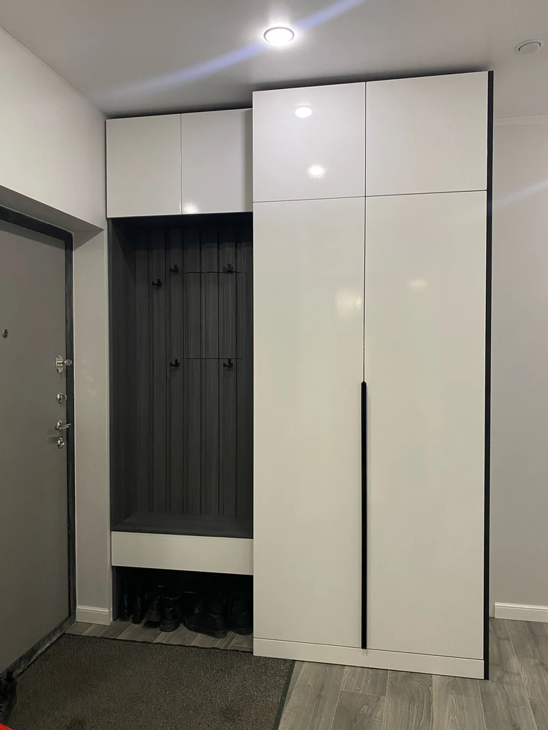 Белый шкаф в прихожей