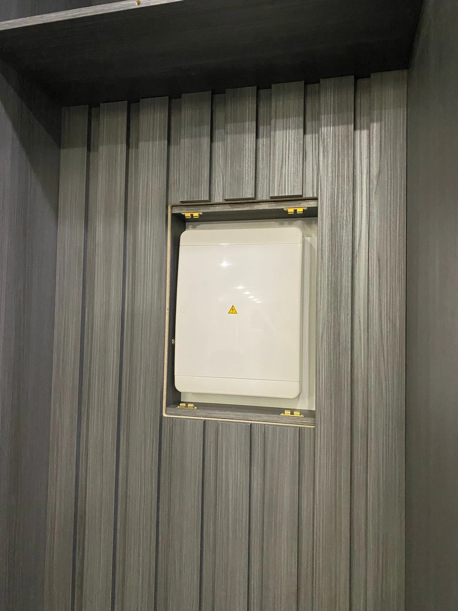 Белый шкаф в прихожей