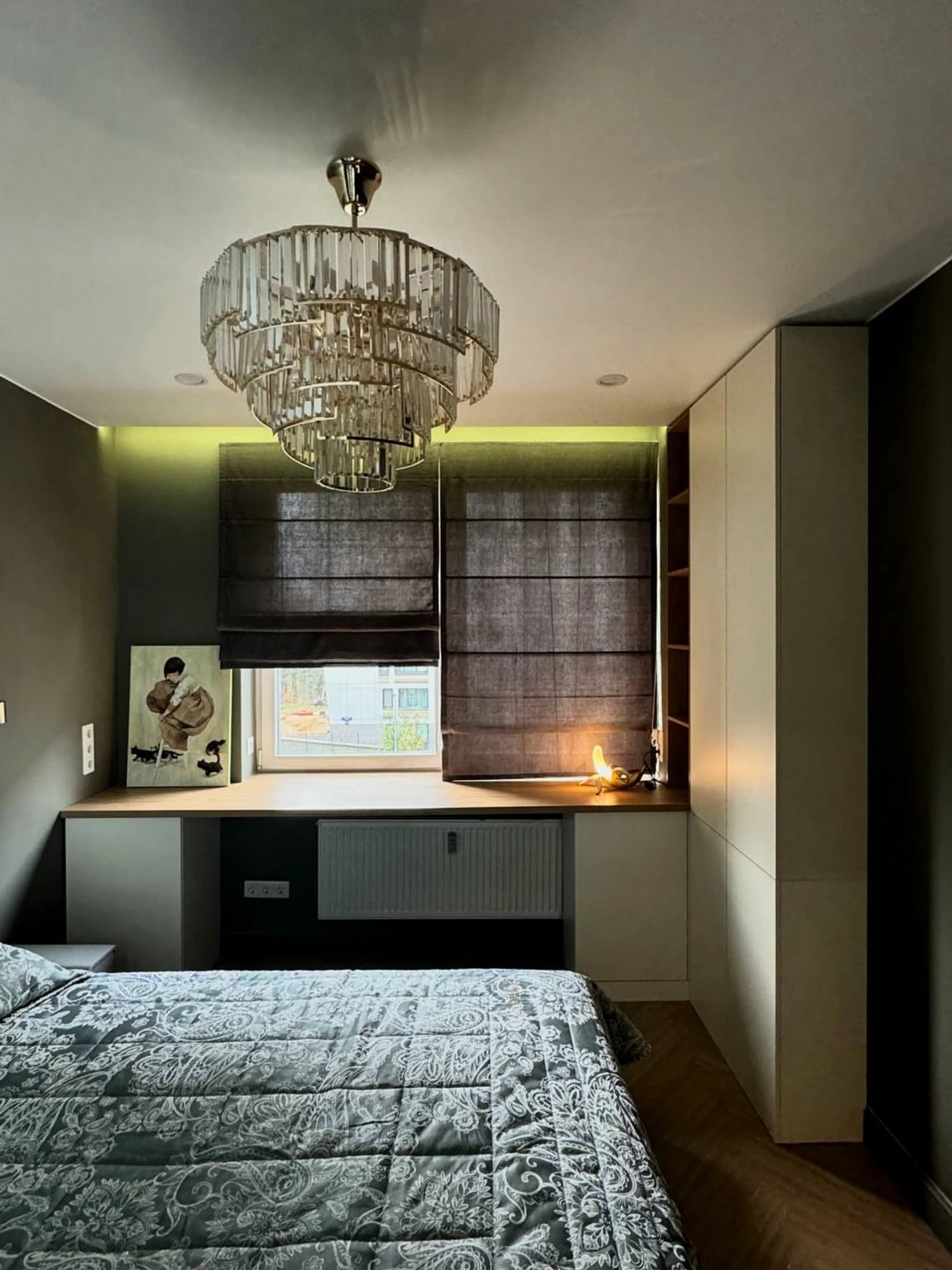 Мебель у окна