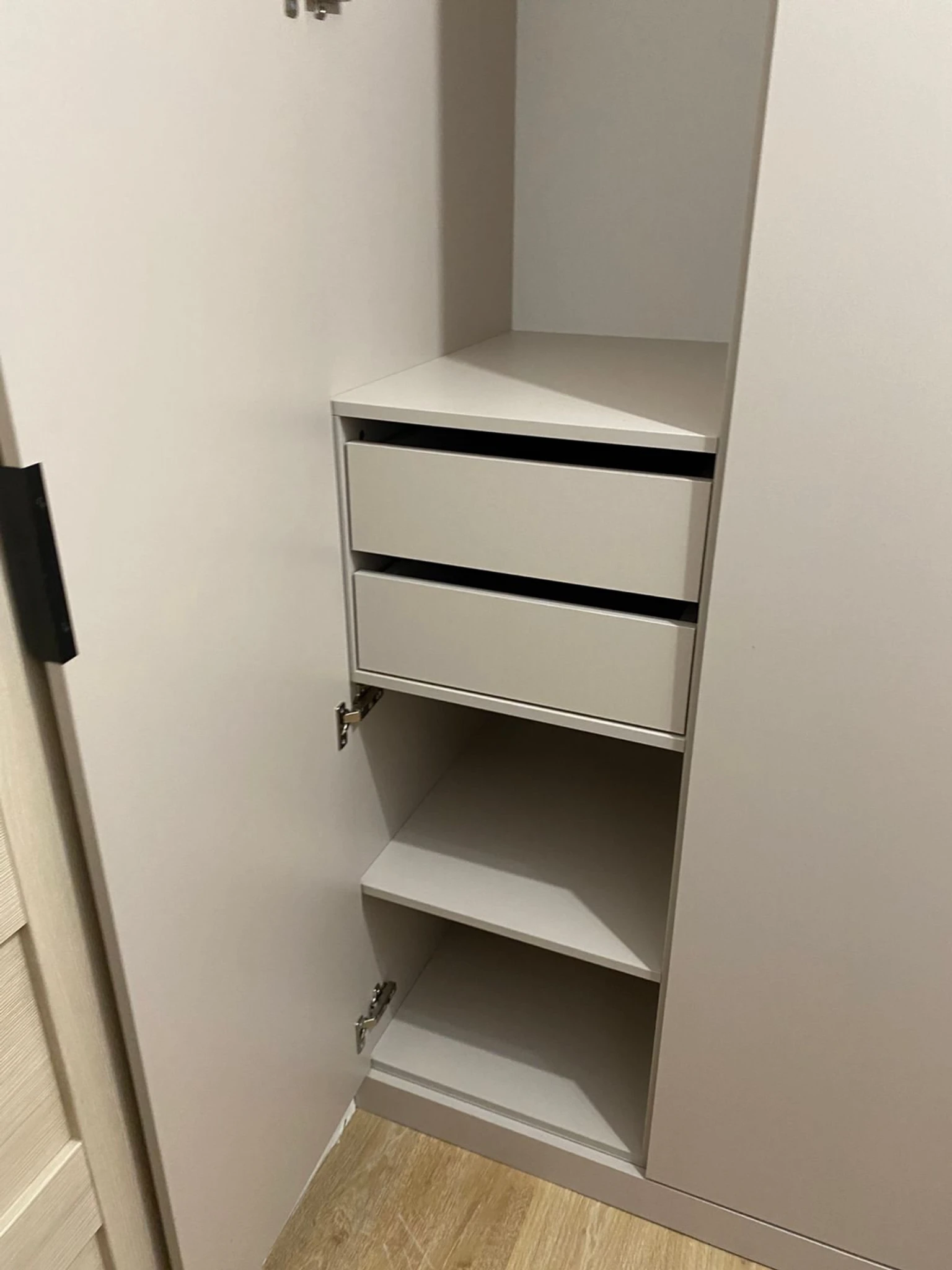 Шкаф в прихожей