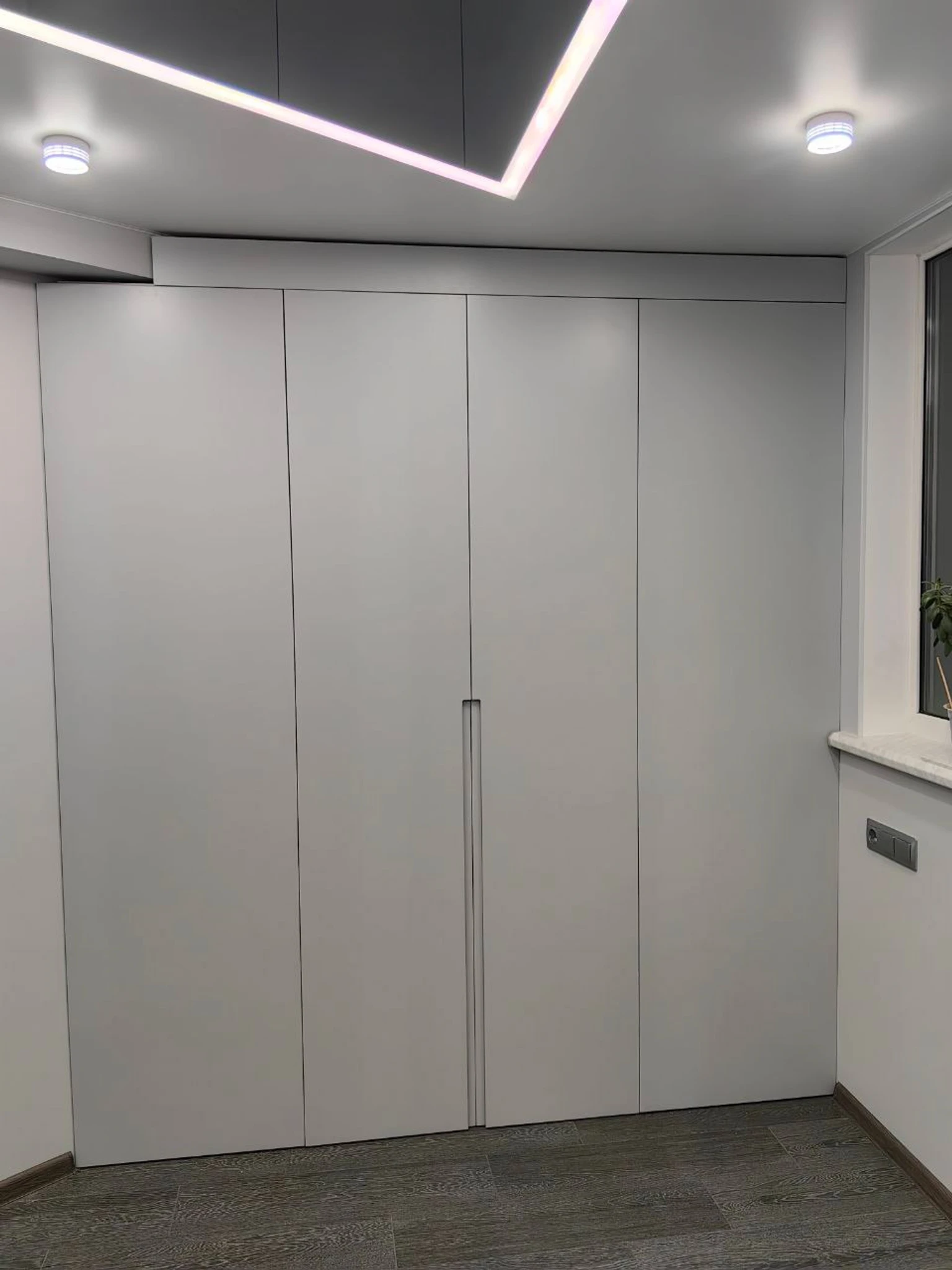 Встроенный распашной шкаф