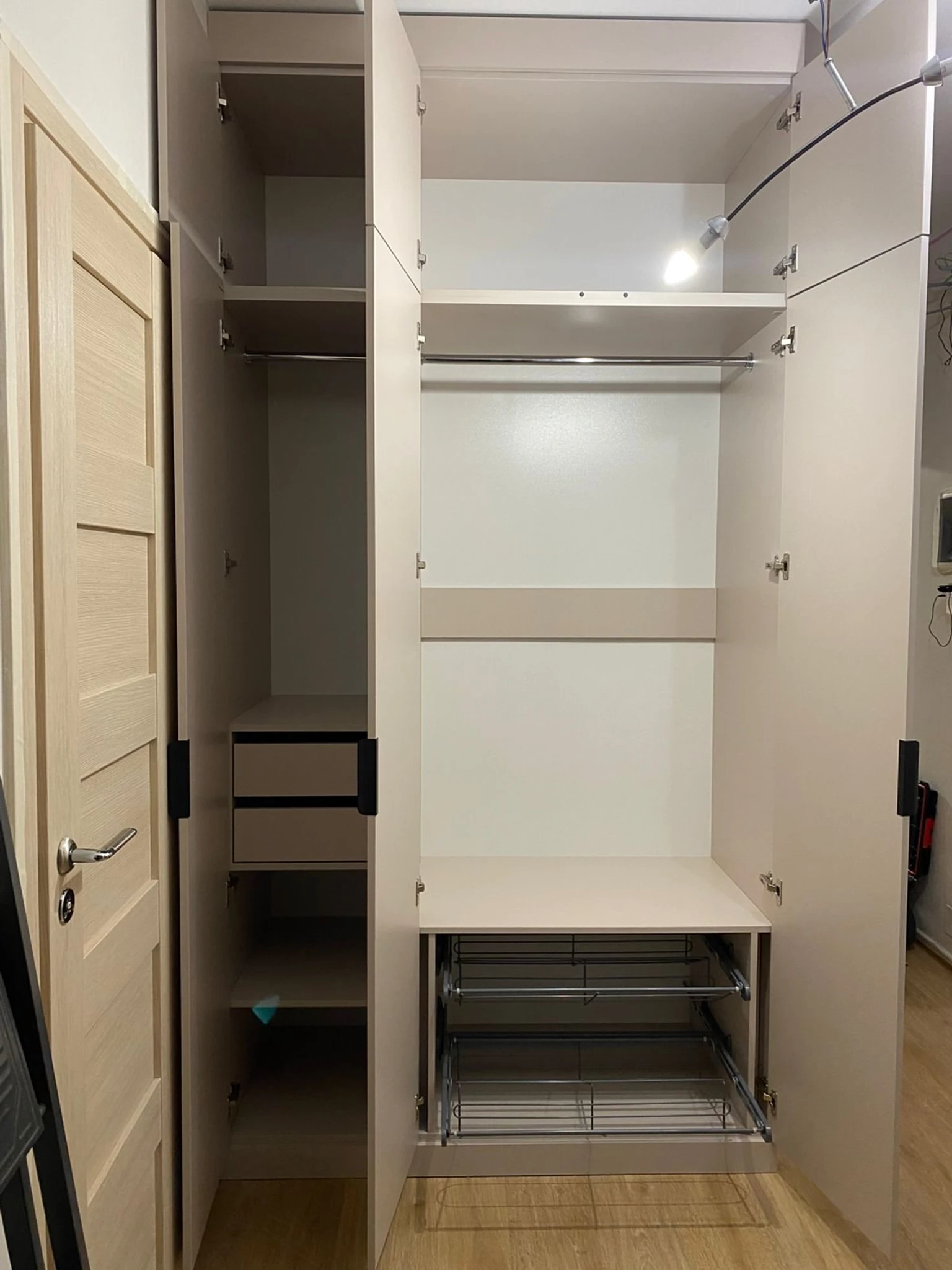 Шкаф в прихожей