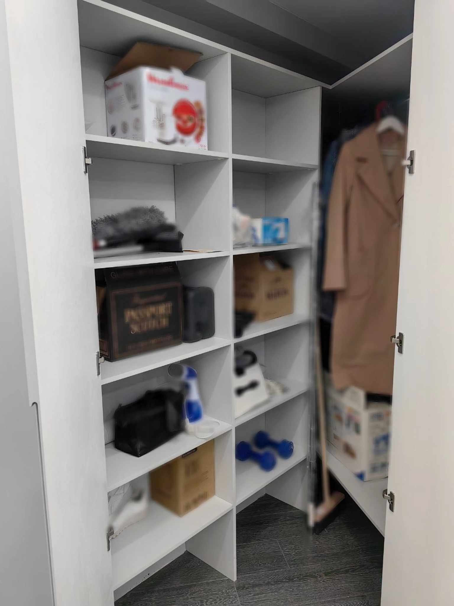 Встроенный распашной шкаф