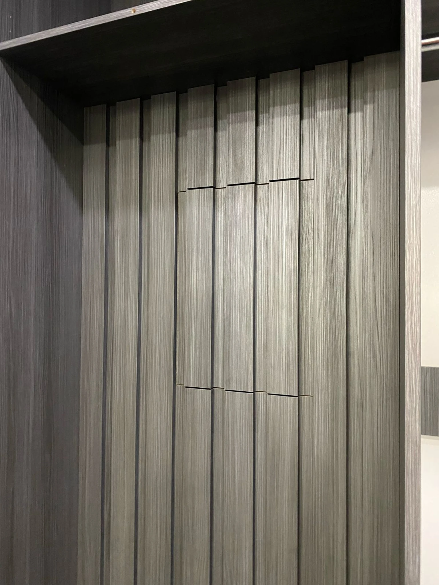 Белый шкаф в прихожей